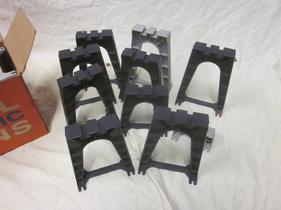 Vintage 1959 Postwar Lionel #111 Trestle Set Black & Gray Piers w/ Original Box - Image 2 of 4