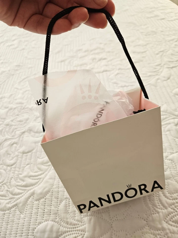 Collar Pandora con lazo brillante Foto 4 de 4