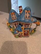 The Village Collectables Annie Rowe Teapot – Daisy Cottage