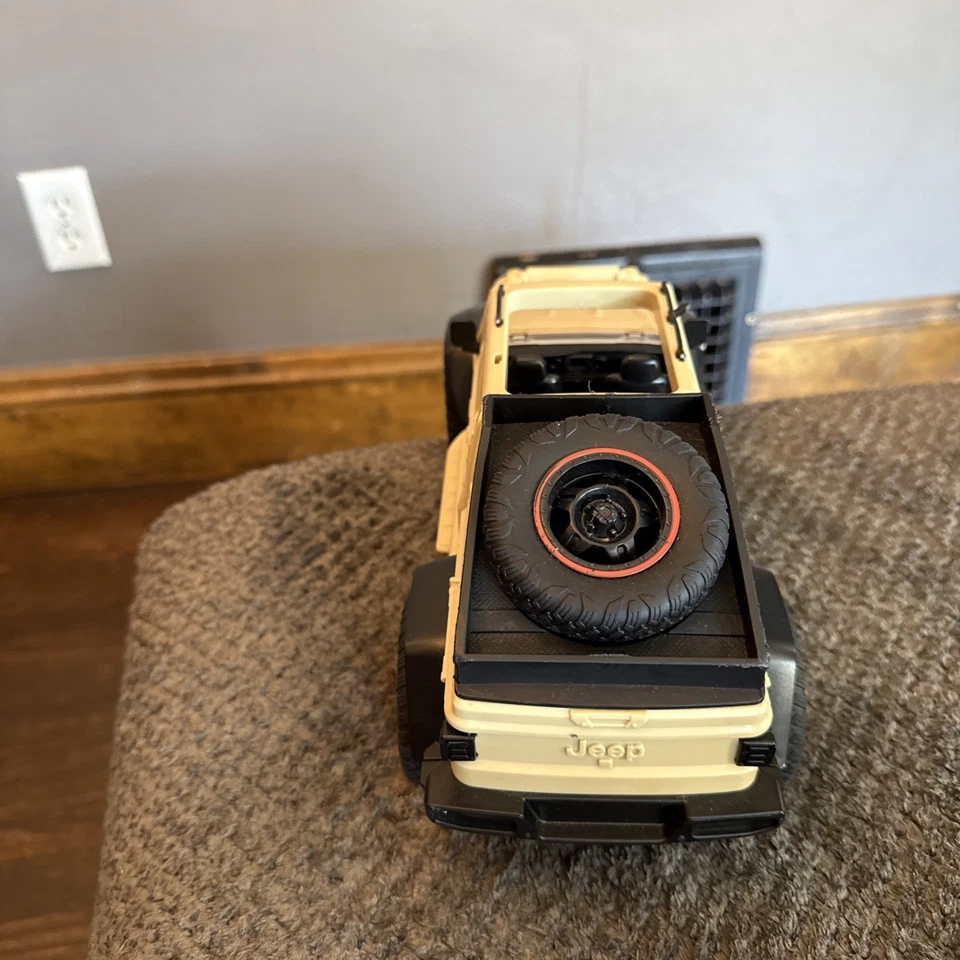 Jurassic World RC Jeep 2022 Mattle Remote Control Car 2.4GHZ No Remote 12” - Image 4 of 4