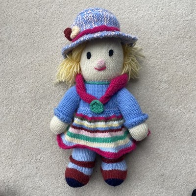 Handarbeit gestrickt Landmädchen Puppe blonde Haare blau rosa Mütze bunt Kleid