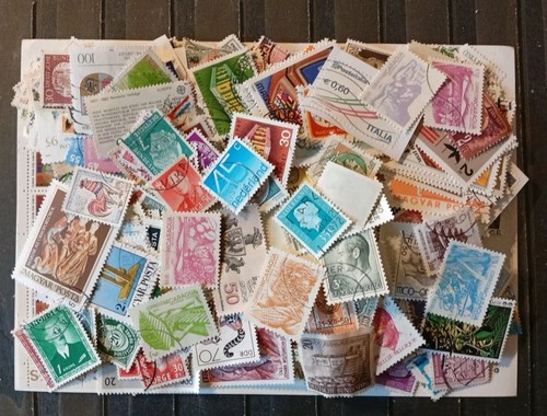 ZL01 - Lot of about 450 world stamps all different