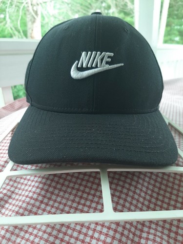 Nike Swoosh Embroidered Snapback Cap 