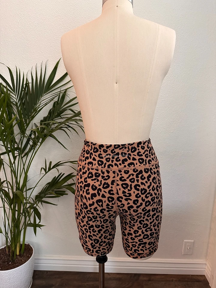 Shorts de motociclista White Fox Boutique ativo cintura alta estampa de leopardo bronzeado tamanho M - Imagem 2 de 4