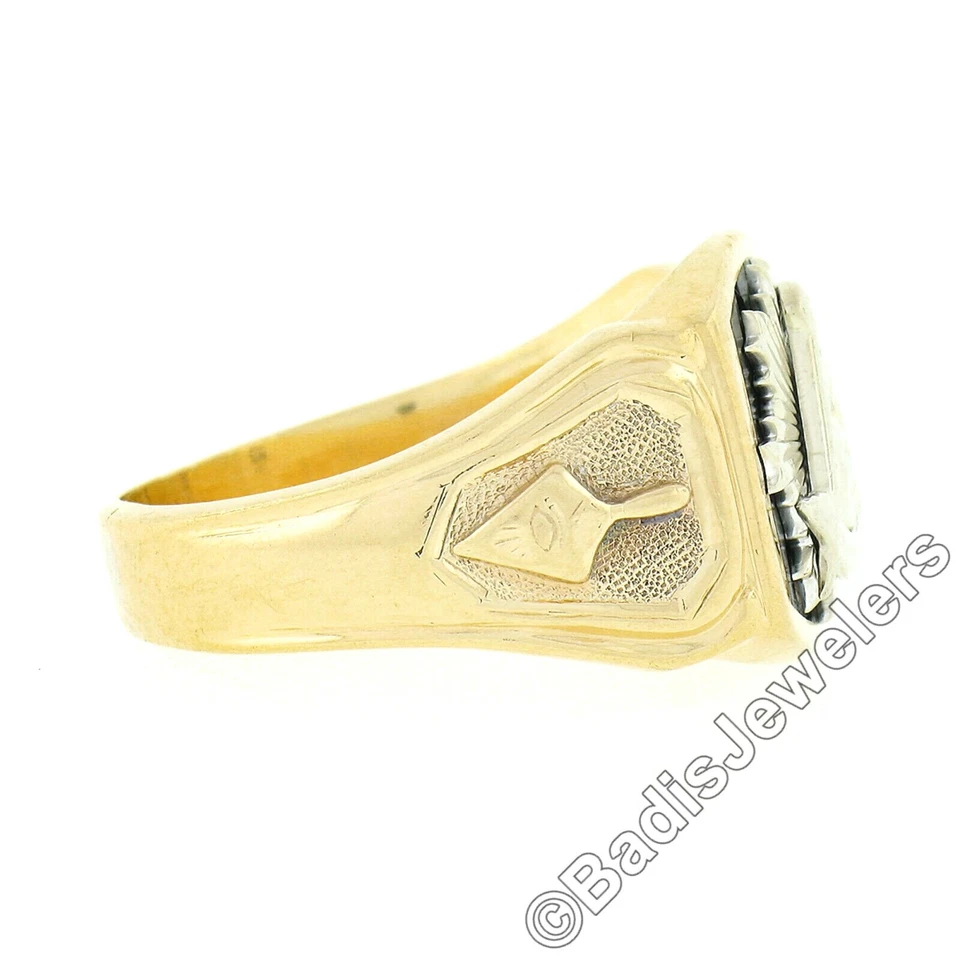 Antiguo anillo de banda masónica de lados detallados de esmalte negro dorado de dos tonos de 14K para hombre Foto 3 de 4