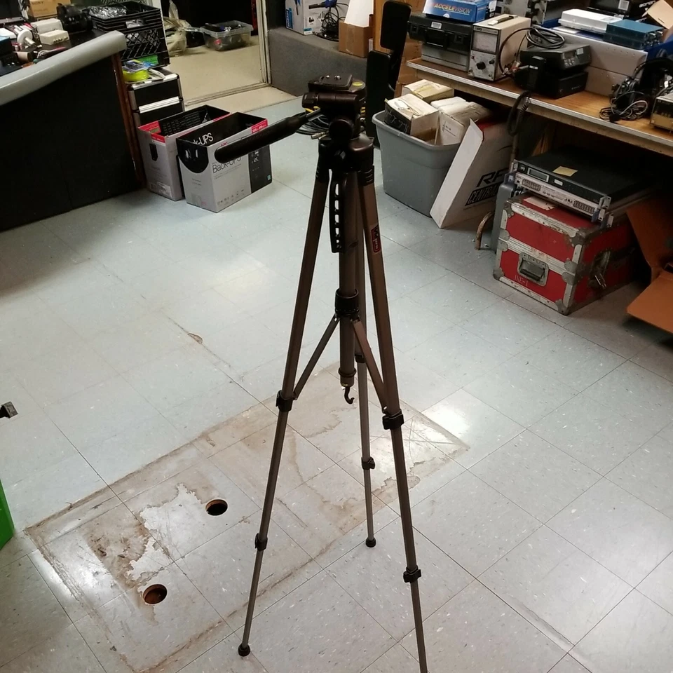 VidPro Tripod with Levels, Quick-Release Plate, Handle. 1 broken tightener - Image 3 of 4