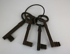 4 riesige antike Eisen Schlüssel am Bund 16-18cm massiv 1kg Deko Scheunenfund