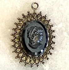 Vintage Intaglio Black Glass Cameo Pendant Gold/Brass Tone Bomae?