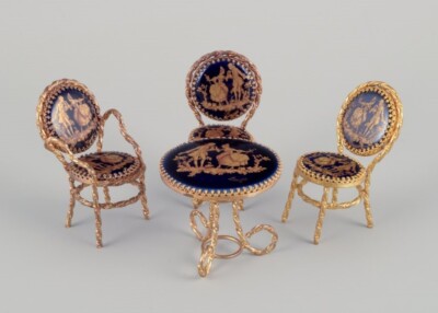 Limoges, Frankreich. Miniatur Tisch und Stühle aus Messing und Porzellan