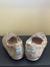 TOMS Women  s Beige Canvas Slip-On Flats Size 6 Novelty Print Round Toe Rubber