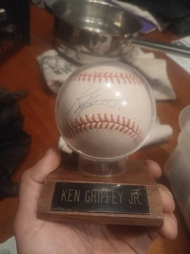 KEN GRIFFEY JR. AUTOGRAPHED BASEBALL and stuim club card not graded but mint
