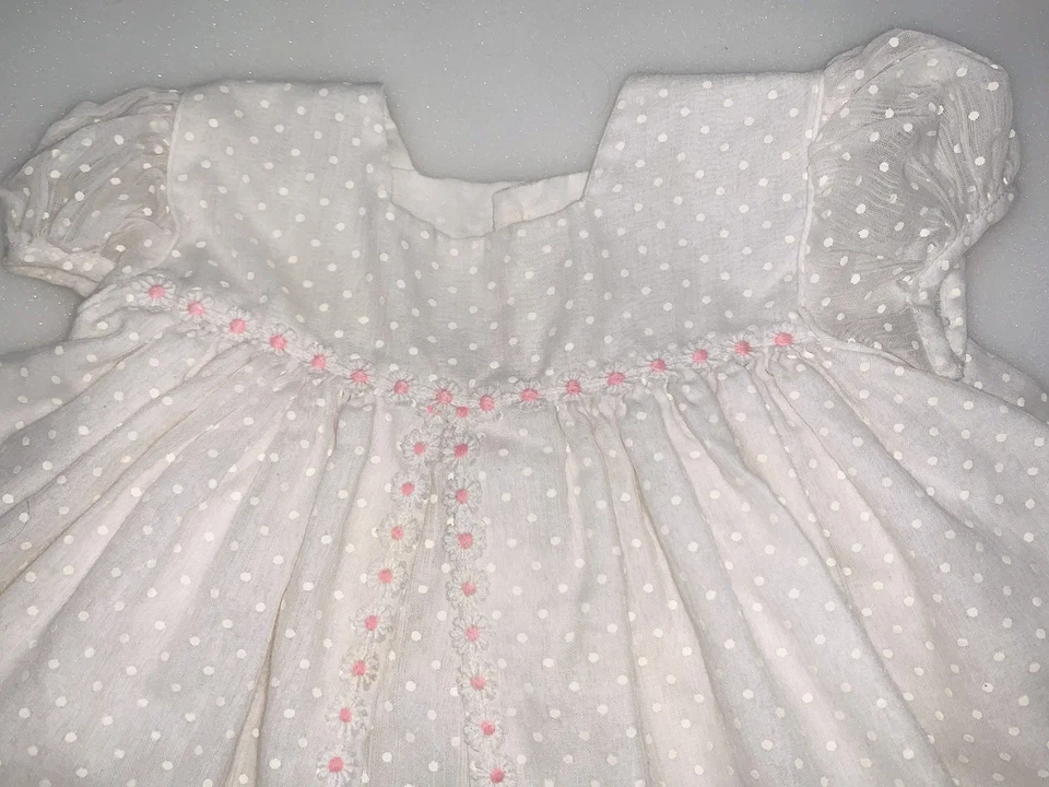 Vestido Infantil Vintage, Punto Suizo Blanco y Rosas Rosas 18m Ver Medidas Foto 2 de 4