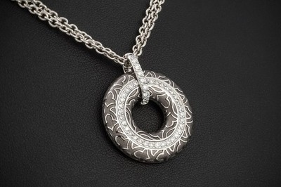 Kreisrunder Leo Wittwer Anhänger Emaille Grau Diamanten in Weißgold 750 Schmuck