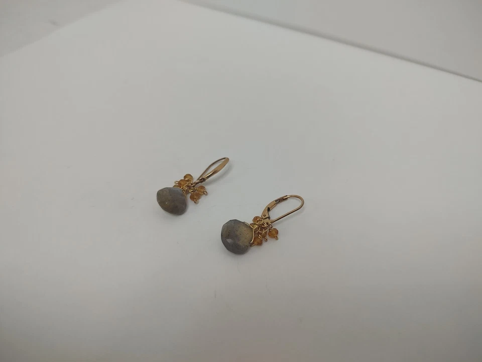 Pendientes de labradorita de oro de 14 quilates con cierre de palanca Foto 3 de 4