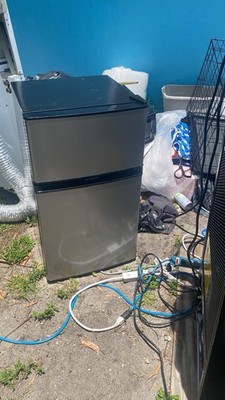 Frigidaire Compact Fridge 2-Door Top-Freezer Freestanding Manual Defrost