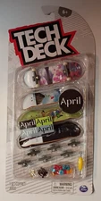 TECH DECK  April 4 pack w/multiple accessories fingerboard build & play set