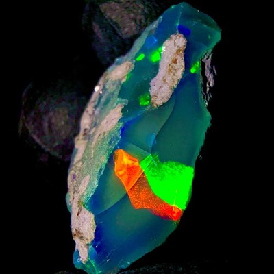 Ethiopianischer Fire Opal Roh, Natürlicher Schwarzer Opal 12,5 Ct 21x13 mm