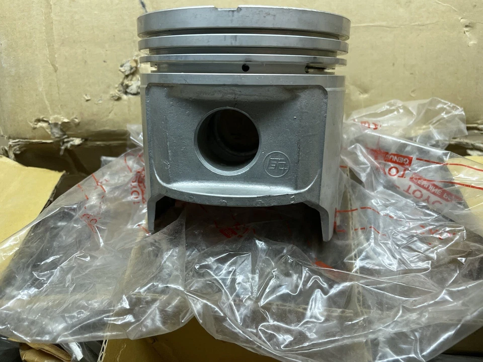 FJ40 FJ45 FJ43 FJ60 OEM NOS Piston Set - Image 2 of 4