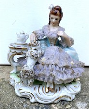 Figurine en porcelaine allemande , élégante avec son chien