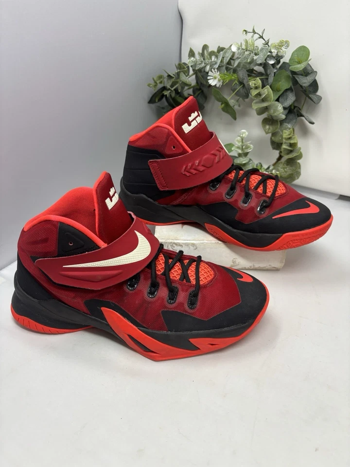 耐克 LeBron James Zoom Soldier 8 运动鞋黑色大学红色 6.5 码青少年 — 第 3/4 张图片