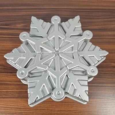Nordic Ware Snowflake Pull Apart Cake Pan Heavy Cast Aluminum Christmas Winter