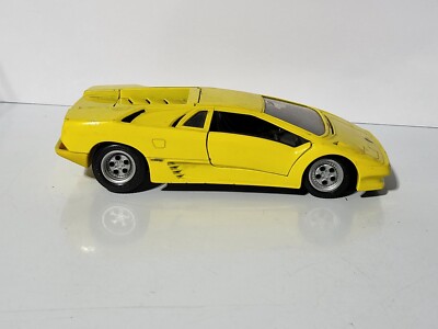 Maisto Diecast Car 1/24 Scale 1990 Lamborghini Diablo Yellow Suicide Doors