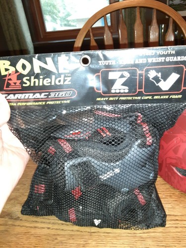 Mongoose Youth Helmet MG75660 Red used And Tarmac 360 Knee Wrist Guards new - Picture 2 of 6