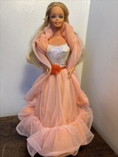 Bambola Barbie. Pesche e panna