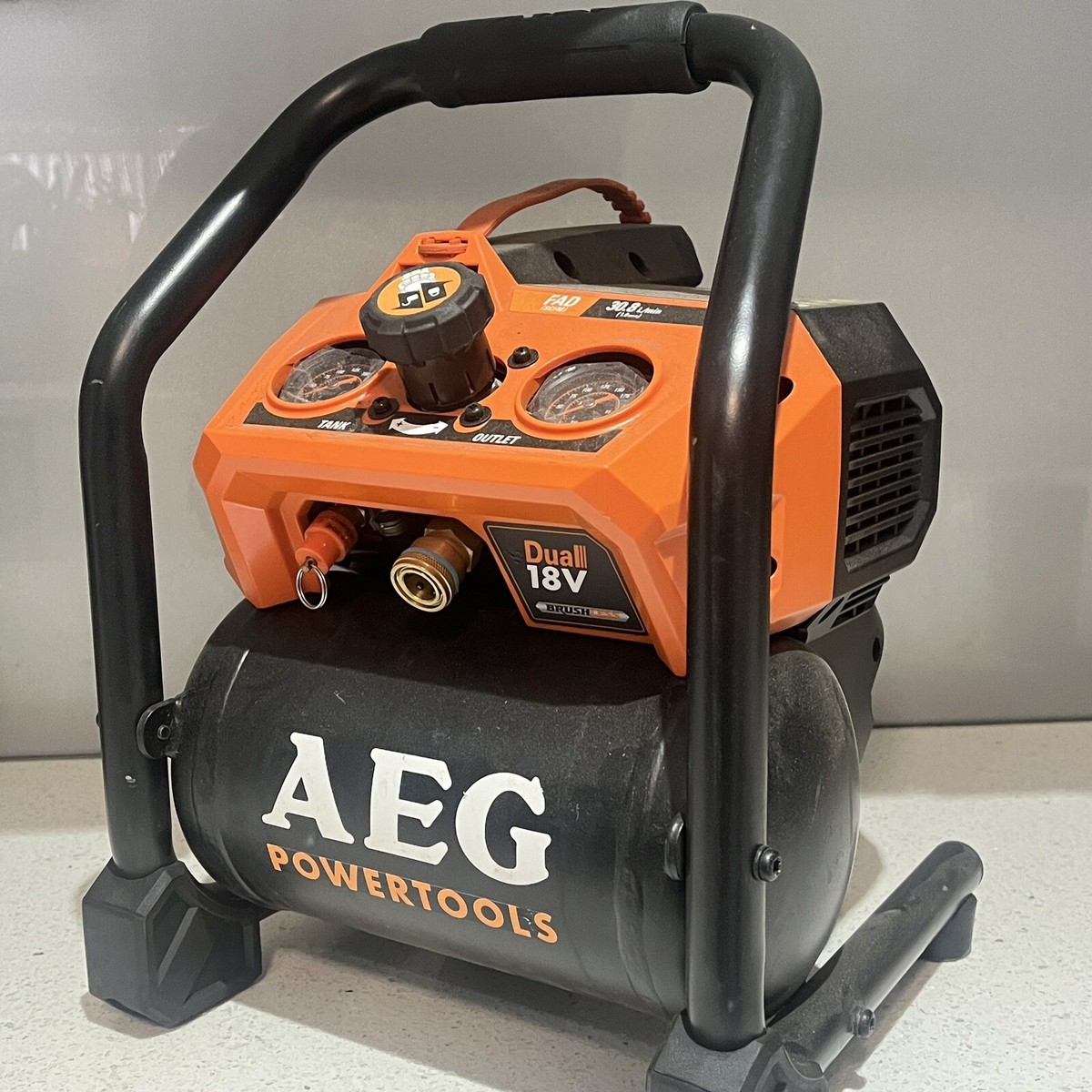 Dual 18v Aeg Cordless Compressor AEG DUAL AIR COMPRESSOR BAC218E-0