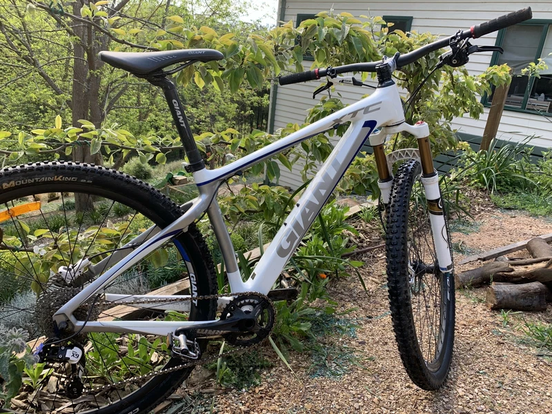 giant xtc carbon fibre mountain bike