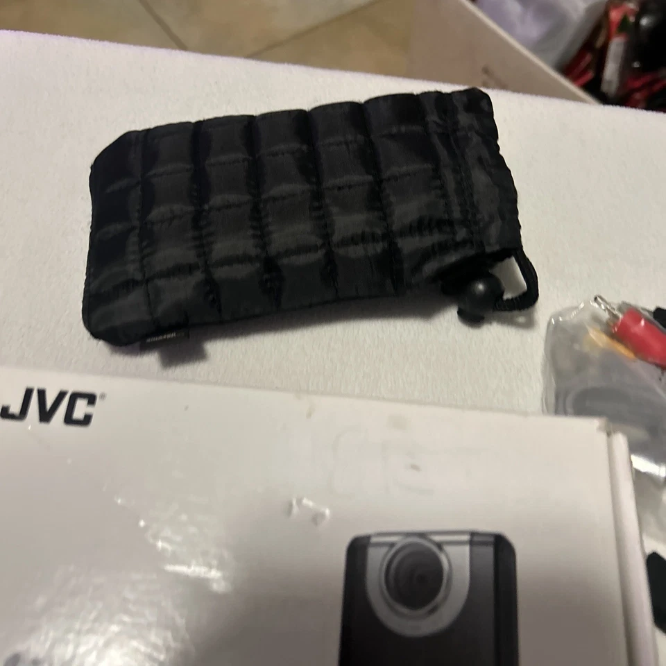 JVC PICSIO GC-FM2YU HD MEMORY DIGITAL CAMCORDER 1080p 5.13 MP  - Image 3 of 4