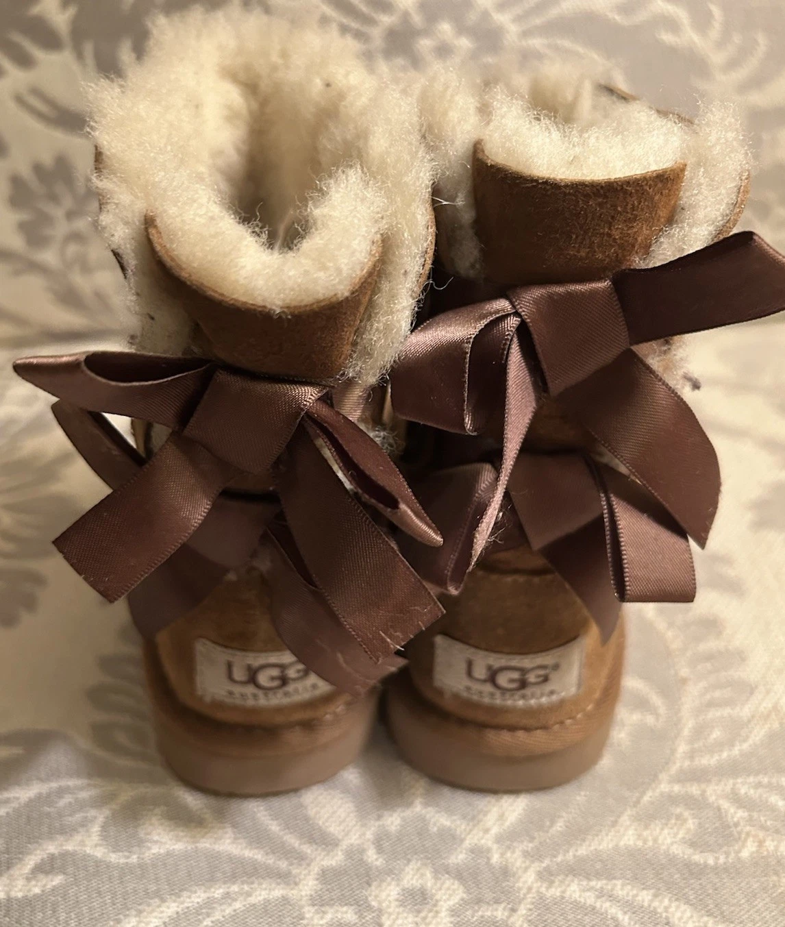 Stivali UGG Bailey fiocco marrone castagno pelle di pecora scamosciata ragazza taglia 10