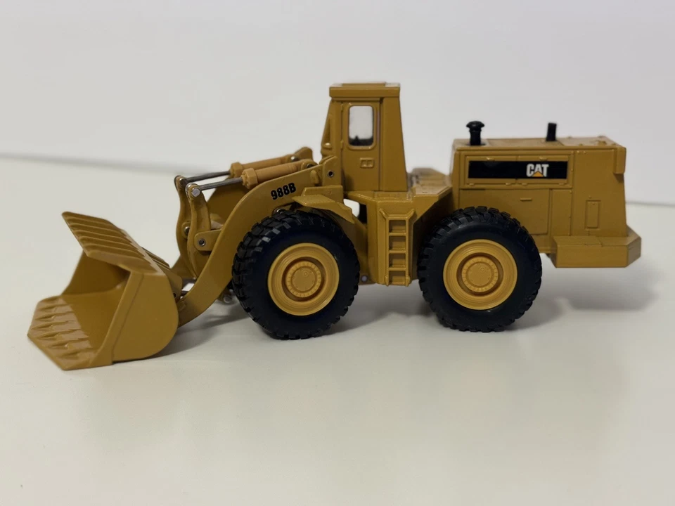Ertl Cat 988B Wheel Loader 1/50 Scale Die Cast Used - Good Condition - Image 2 of 4