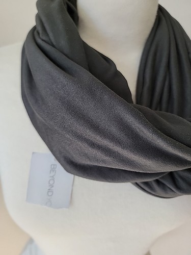 Neu mit Etikett Beyond Yoga Infinity-Schal mit versteckter Tasche - schwärzlichgrau - NEU - Bild 2 von 6