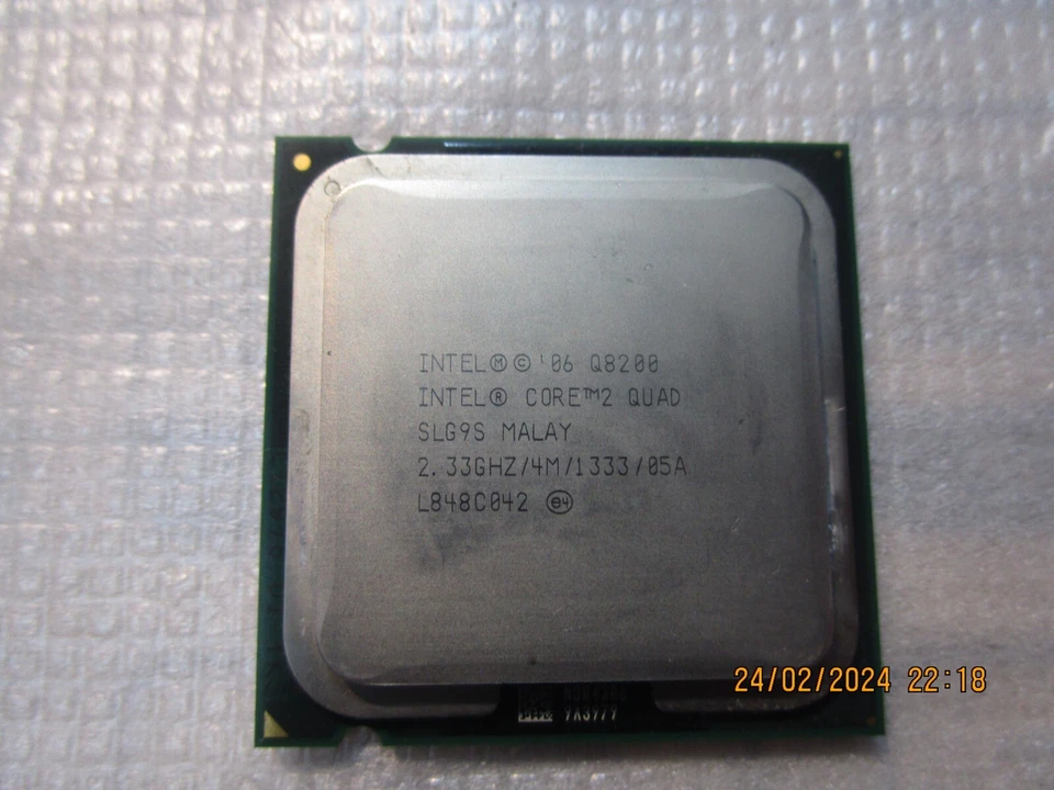 Intel Core 2 Quad Q8200 CPU SLG9S 2.33 GHz 4 MB 1333MHz LGA 775 versione tray - Immagine 2 di 4