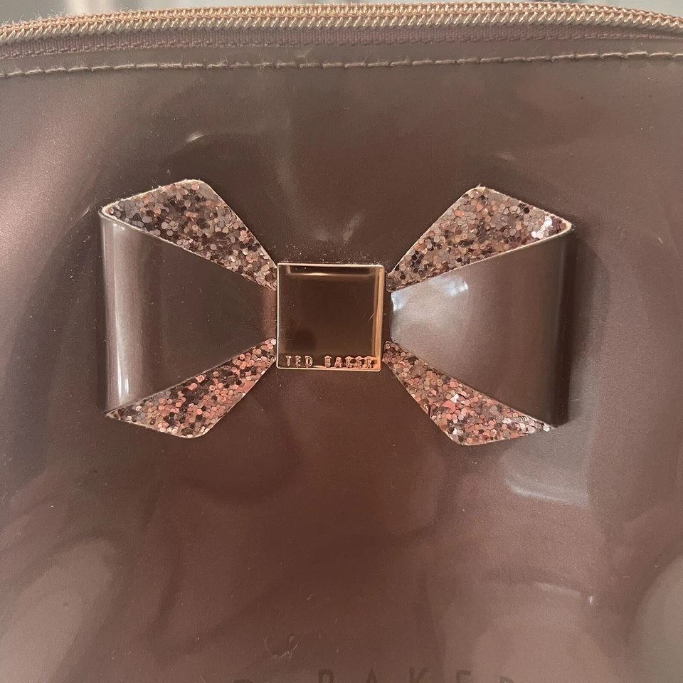Estuche de maquillaje Ted Baker con lazo y detalles en oro rosa Foto 4 de 4