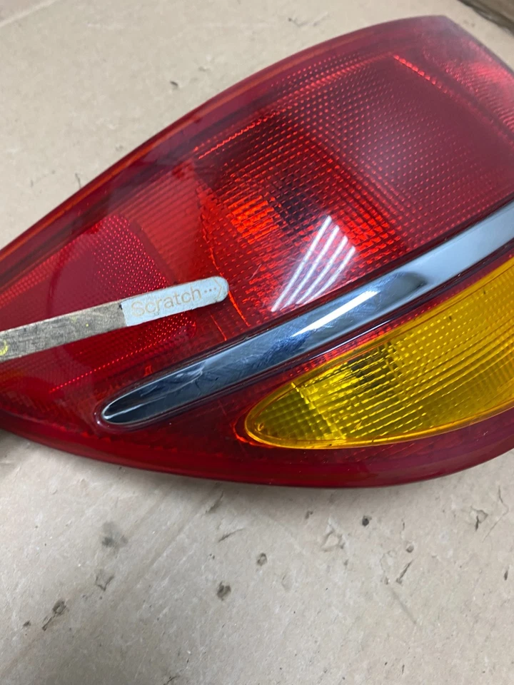 Luz trasera lateral izquierda Saturn L L200 2000 a 2003 sedán U8302 DW Foto 4 de 4