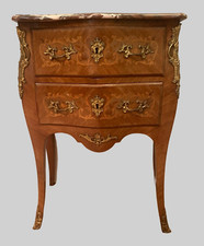Petite commode galbée en bois de placage de style Louis XV / XX siècle 