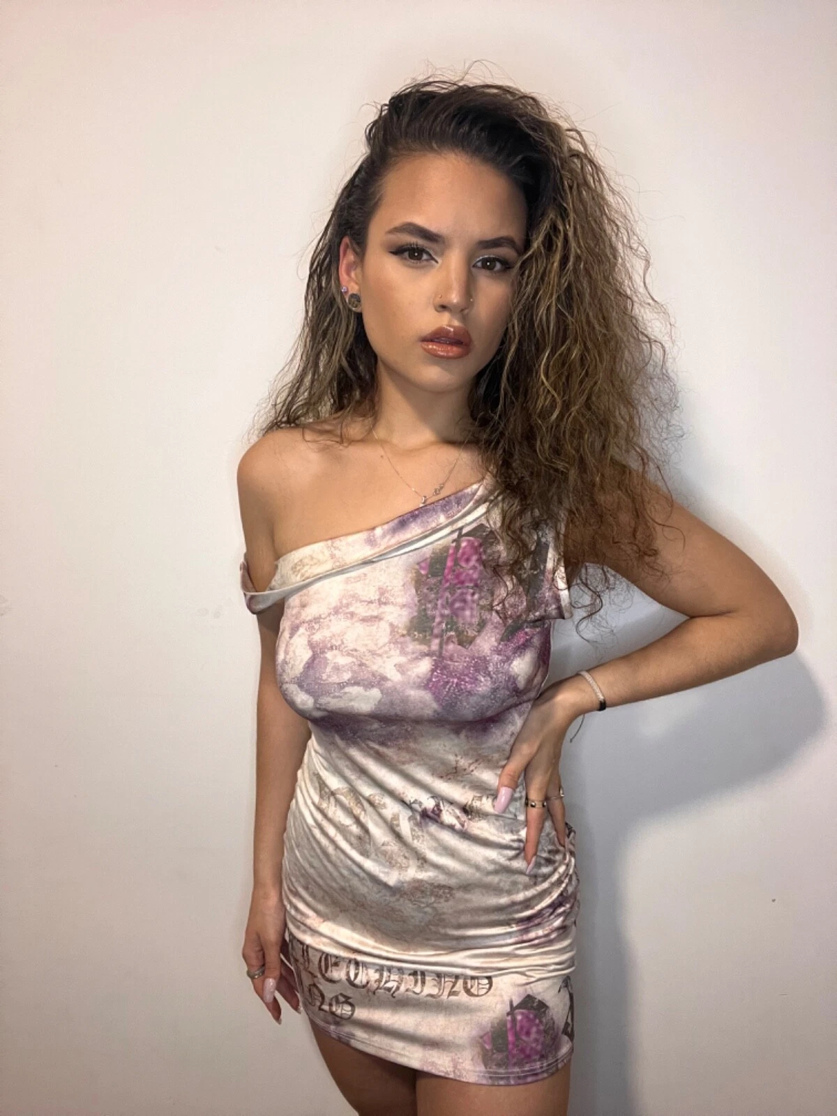 OFF WHITE Mini abito bodycon grafica scollato colore viola e bianco sporco.