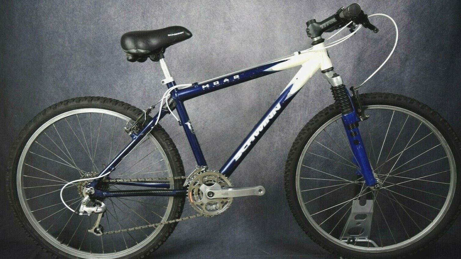 SCHWINN MOAB 3 MOUNTAIN BIKE 17.5" SIZE M 21 SPEED, FRONT SUSPENSION