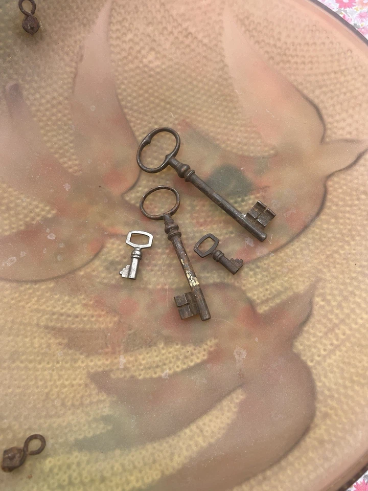 Skeleton Key French Large Steel Chateau Keys 5” Set 4 Heavy Door Cabinet Drawer - Image 4 of 4