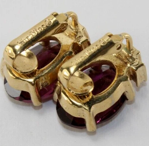 Pendientes de clip Christian Dior imitación amatista tono dorado detalles de cristal .75" Foto 3 de 4