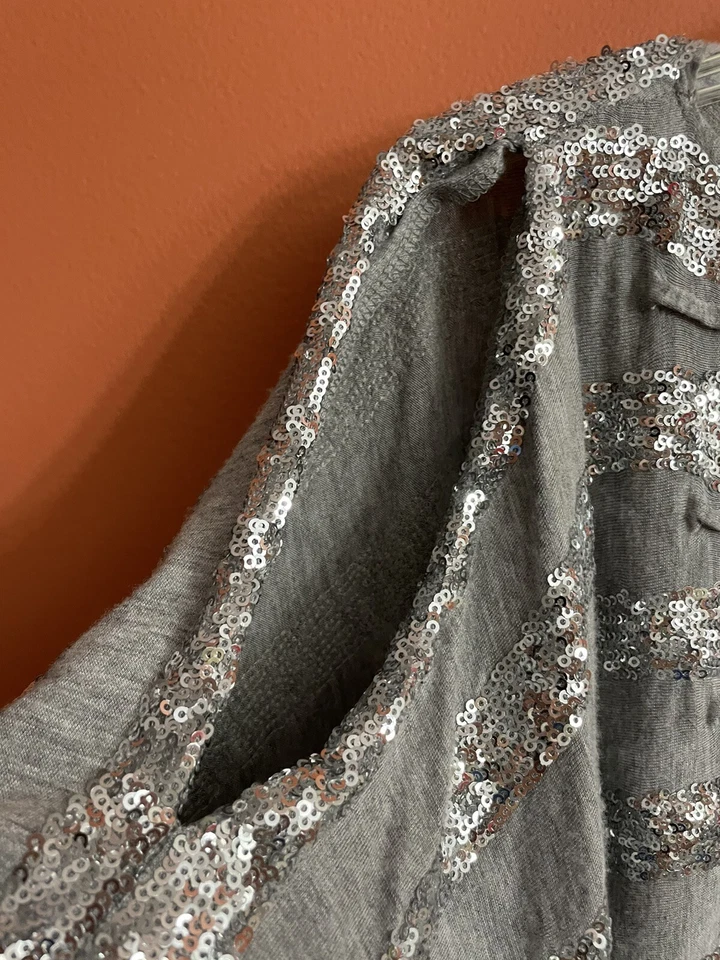 Top Bebe Gris y Plateado Lentejuelas Hombro Frío Talla XS-M Kimono Fiesta Holido. Hecho en EE. UU. Foto 3 de 4