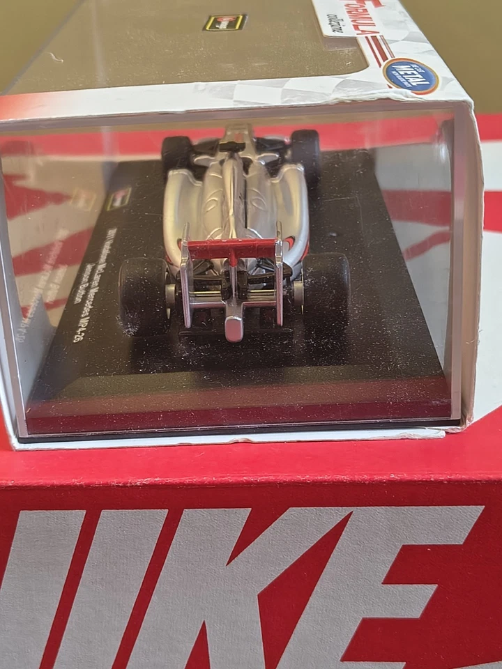 Bburago 1/32 Formula one 2011 Vodafone McLaren Mercedes MP4-26 Jenson Button 4  - Immagine 3 di 4