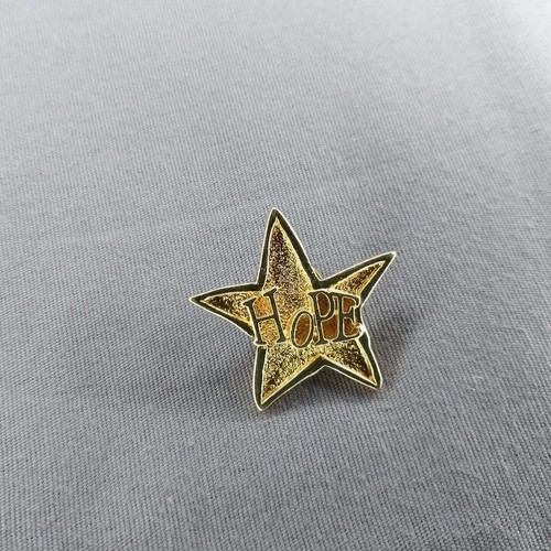 Prendedor chaqueta sombrero solapa tono dorado Hope Star - Imagen 1 de 2
