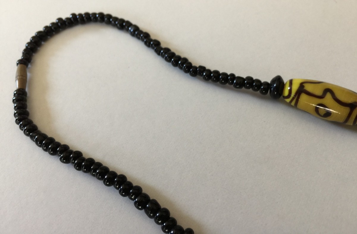 Collier Court Ethnique Années 70 - Bois Et Fonte De Verre - Longueur 49 Cm - Occasion
