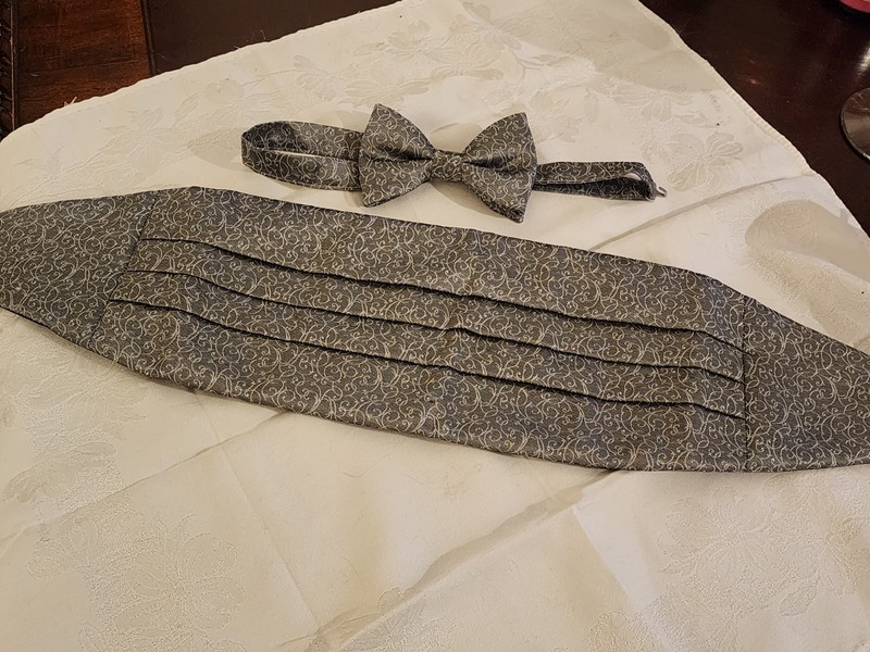 904.  Cumberbund And Bow Tie Set.  Pleated Gray And Silver.  Worn Once.