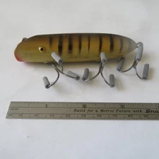 FISHING LURE UNKNOWN 3¾" WOOD GREEN BACK & YELLOW BELLY