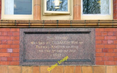 Foto 6x4 Hyde Bibliothek: Fundament Stone Hyde\/SJ9494 Die Inschrift lesen c2014