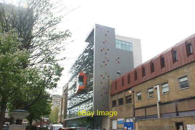 Foto 12x8 Blick auf das Richard Desmond Kinderaugenzentrum von Peerless c2016